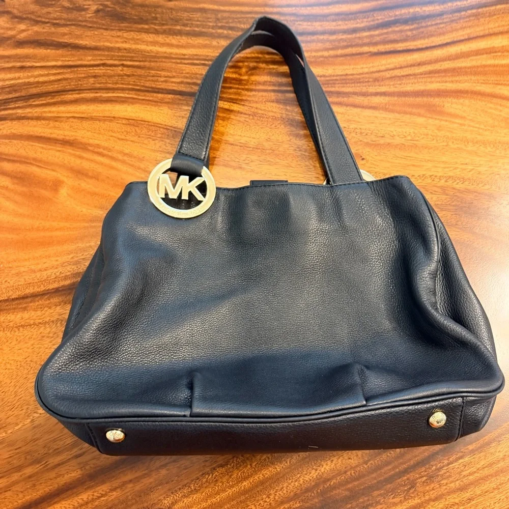 MICHAEL KORS NWOT FULTON Black Pebbled Leather Bag Gold Logo EUC NO CALLOUTS - Picture 16 of 17